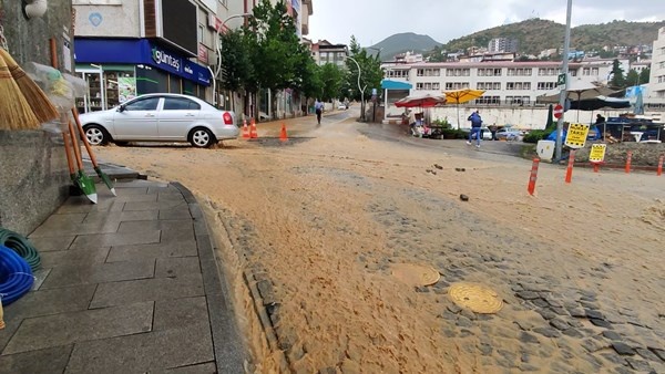 Gümüşhane’de kuvvetli sağanak etkili oldu. 3