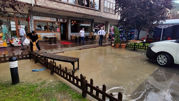 Gümüşhane’de kuvvetli sağanak etkili oldu. 13