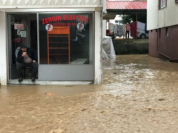 Arhavi'de sağanağın ardından iki mahalleyi su bastı 27