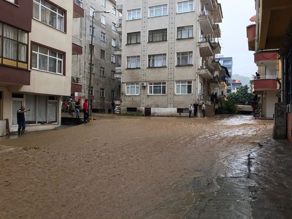 Arhavi'de sağanağın ardından iki mahalleyi su bastı 15