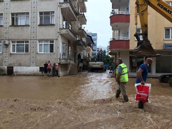 Arhavi'de sağanağın ardından iki mahalleyi su bastı 19