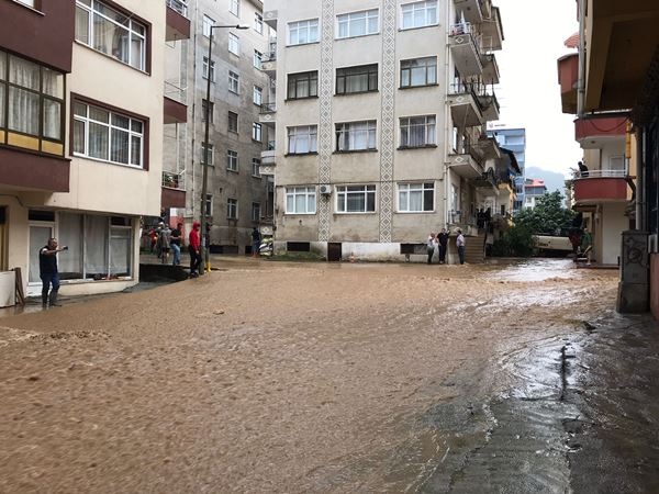 Arhavi'de sağanağın ardından iki mahalleyi su bastı 7