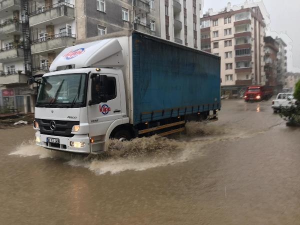 Arhavi'de sağanağın ardından iki mahalleyi su bastı 5