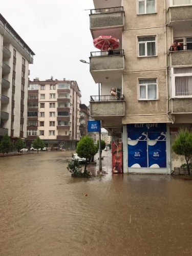 Arhavi'de sağanağın ardından iki mahalleyi su bastı 10