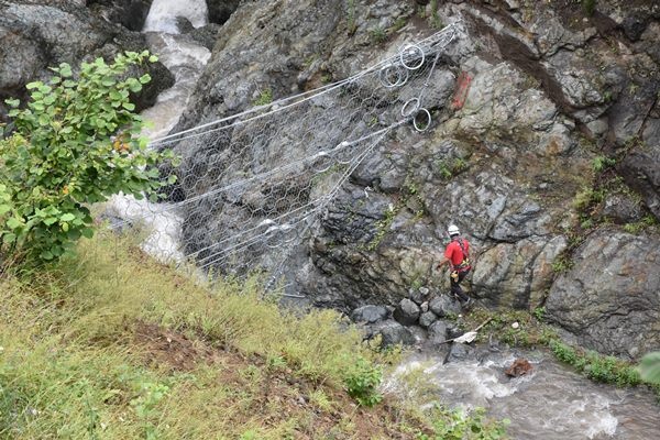 Trabzon'da sel ve heyelanlara 'Moloz bariyeri' önlemi 15