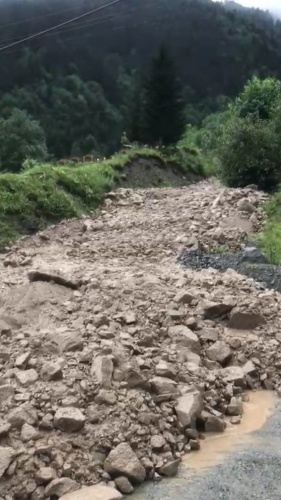 Uzungöl'de şiddetli yağış etkili oldu 4