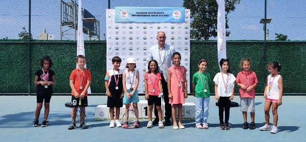 Trabzon'da tenis turnuvası nefes kesti 4