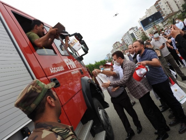 Evlerine dönen Azeri İtfaiyeciler Vakfıkebir Ekmeği ile uğurlandı 3