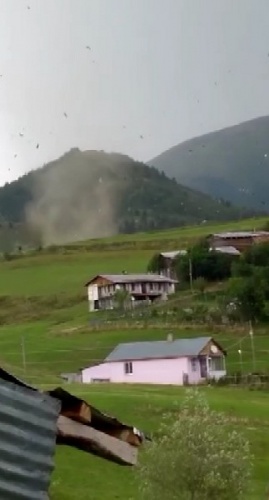 Artvin'de hortum ve fırtınanın hasarı gün ağarınca ortaya çıktı 3