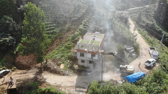 Rize'de acil yıkım kararı alınan binaların yıkımı başladı. 7