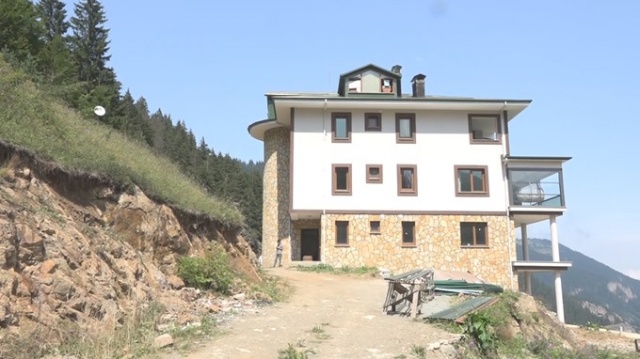 Trabzon'da evine dadanan bozayı Profesörün başına bela oldu 9