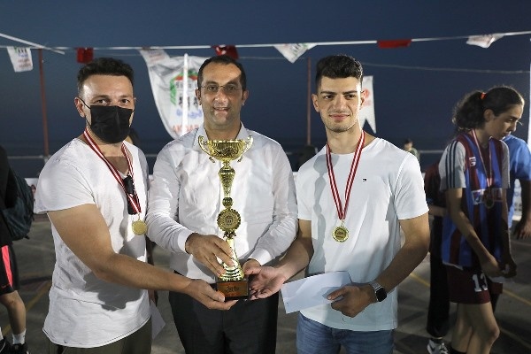 Akçaabat’ta 3x3 sokak basketbolu ve 3 sayı turnuvası sahiplerini buldu. 3