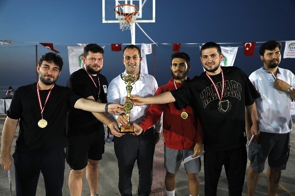 Akçaabat’ta 3x3 sokak basketbolu ve 3 sayı turnuvası sahiplerini buldu. 7
