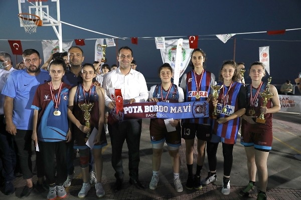 Akçaabat’ta 3x3 sokak basketbolu ve 3 sayı turnuvası sahiplerini buldu. 6