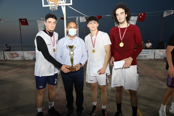 Akçaabat’ta 3x3 sokak basketbolu ve 3 sayı turnuvası sahiplerini buldu. 12