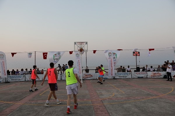 Akçaabat’ta 3x3 sokak basketbolu ve 3 sayı turnuvası sahiplerini buldu. 2