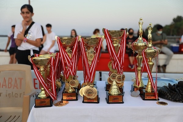 Akçaabat’ta 3x3 sokak basketbolu ve 3 sayı turnuvası sahiplerini buldu. 15