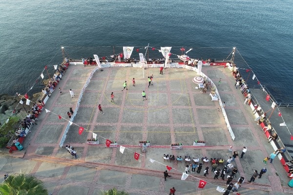 Akçaabat’ta 3x3 sokak basketbolu ve 3 sayı turnuvası sahiplerini buldu. 14