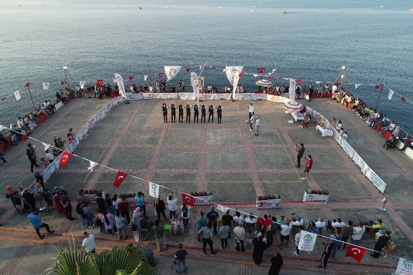 Akçaabat’ta 3x3 sokak basketbolu ve 3 sayı turnuvası sahiplerini buldu. 11