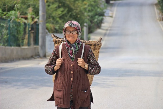 Trabzonlu Halime nine gençlere taş çıkartıyor 2