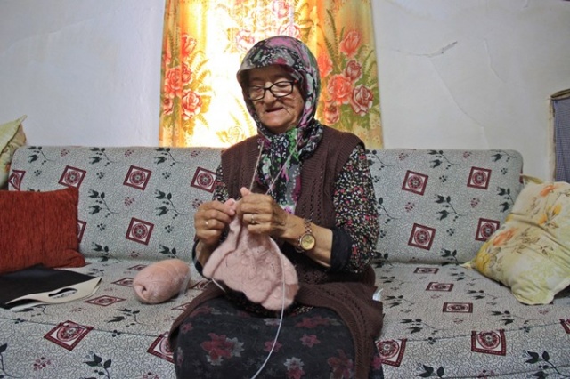 Trabzonlu Halime nine gençlere taş çıkartıyor 5