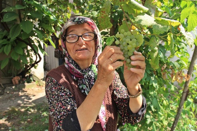 Trabzonlu Halime nine gençlere taş çıkartıyor 8