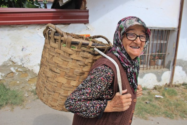 Trabzonlu Halime nine gençlere taş çıkartıyor 11