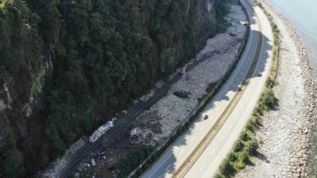 Karadeniz Sahil Yolu çöp yolu oldu! 5