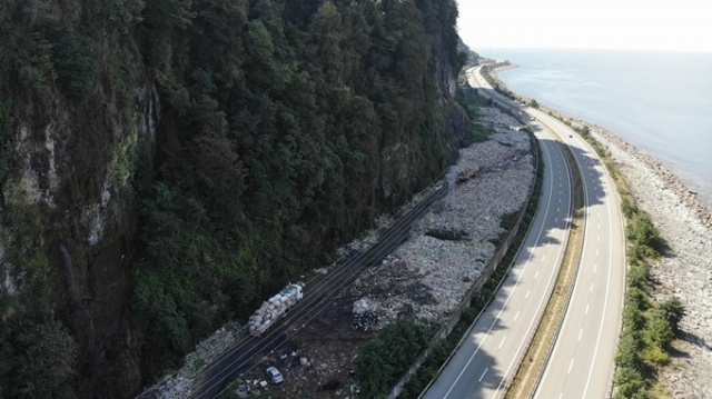 Karadeniz Sahil Yolu çöp yolu oldu! 3