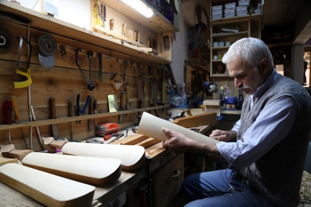 Öldü sanılıp başında ağıt yakılmıştı Kemençe ile hayata tutundu 3