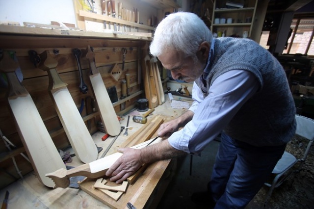 Öldü sanılıp başında ağıt yakılmıştı Kemençe ile hayata tutundu 7