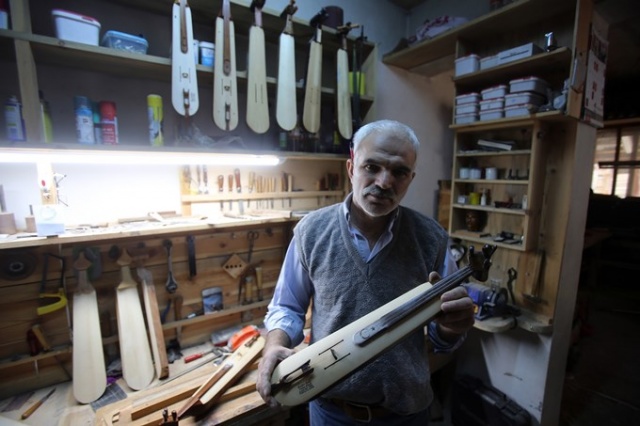 Öldü sanılıp başında ağıt yakılmıştı Kemençe ile hayata tutundu 8