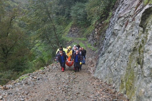 112 ve AFAD ekipleri yaşlı hasta için seferber oldu 5