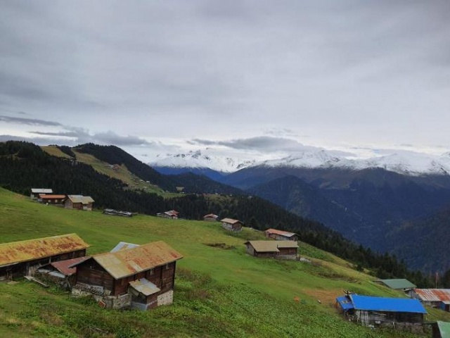 Karadeniz'de kar yüzünü gösterdi yaylacıların köylere dönüşü başladı 2