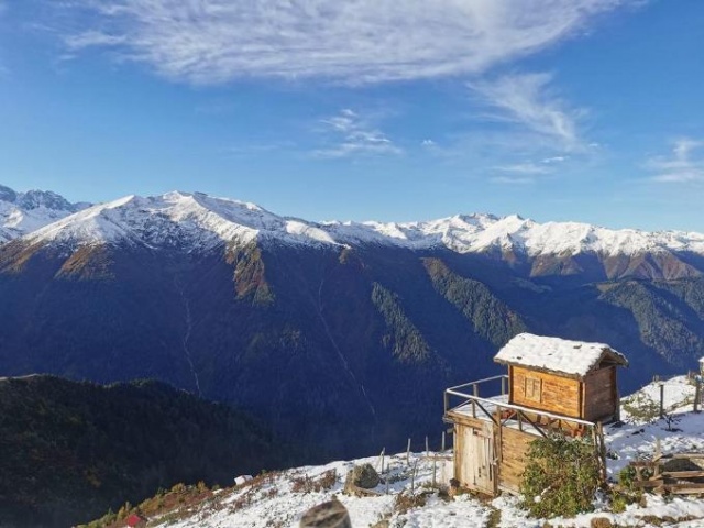 Karadeniz'de kar yüzünü gösterdi yaylacıların köylere dönüşü başladı 6