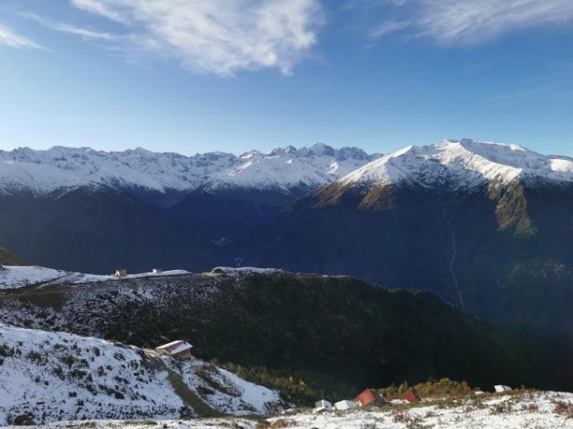 Karadeniz'de kar yüzünü gösterdi yaylacıların köylere dönüşü başladı 8