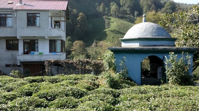 32 yıl önce kendi elleriyle kazdığı mezara defnedildi 9