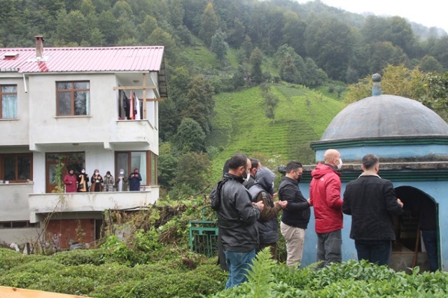 32 yıl önce kendi elleriyle kazdığı mezara defnedildi 5