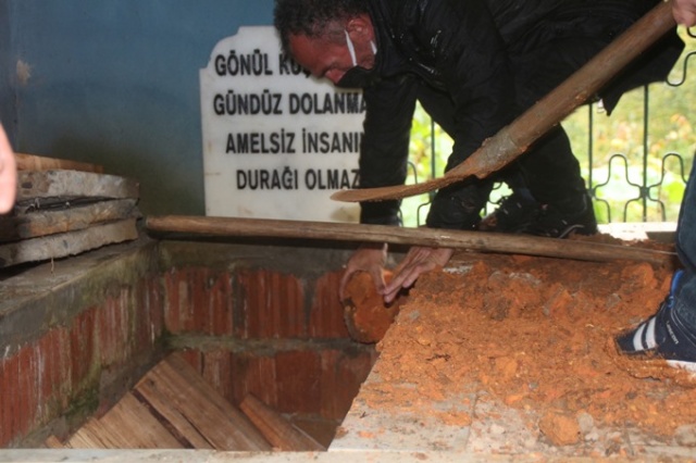 32 yıl önce kendi elleriyle kazdığı mezara defnedildi 7