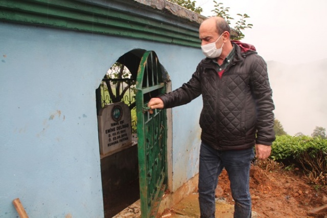 32 yıl önce kendi elleriyle kazdığı mezara defnedildi 3