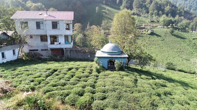 32 yıl önce kendi elleriyle kazdığı mezara defnedildi 8