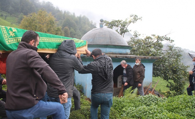 32 yıl önce kendi elleriyle kazdığı mezara defnedildi 1