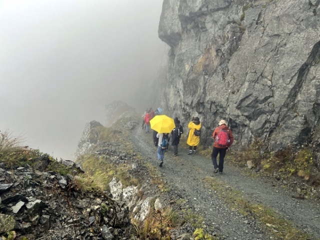 Dünyanın en tehlikeli yolunda adrenalin dolu yürüyüş 4