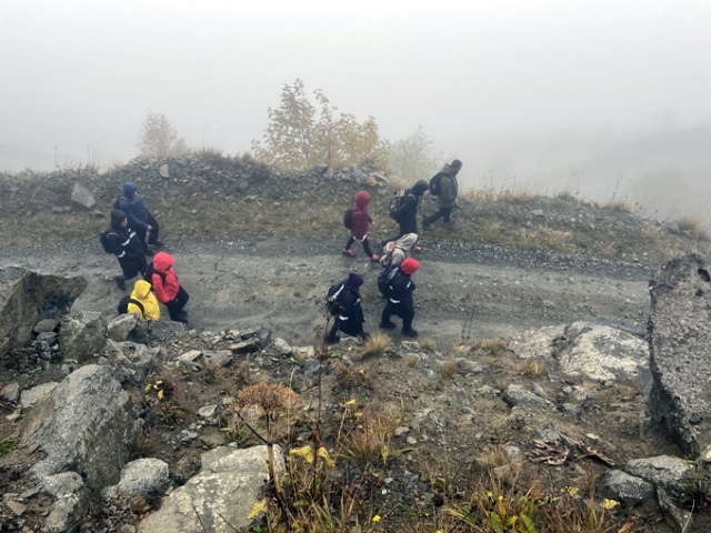Dünyanın en tehlikeli yolunda adrenalin dolu yürüyüş 6