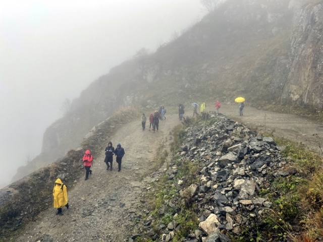 Dünyanın en tehlikeli yolunda adrenalin dolu yürüyüş 12
