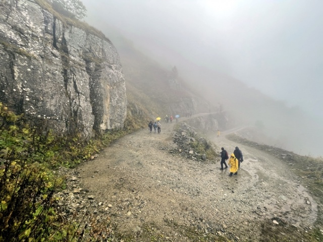 Dünyanın en tehlikeli yolunda adrenalin dolu yürüyüş 7