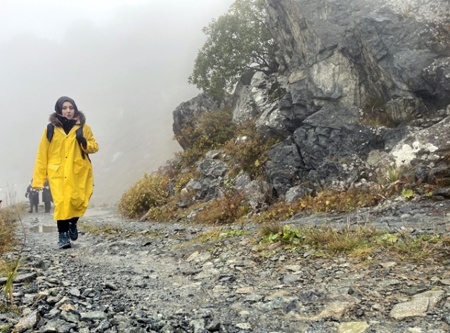 Dünyanın en tehlikeli yolunda adrenalin dolu yürüyüş 14