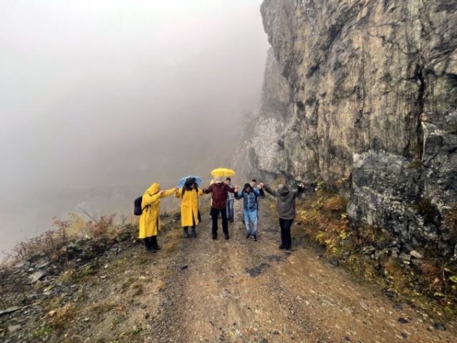 Dünyanın en tehlikeli yolunda adrenalin dolu yürüyüş 13