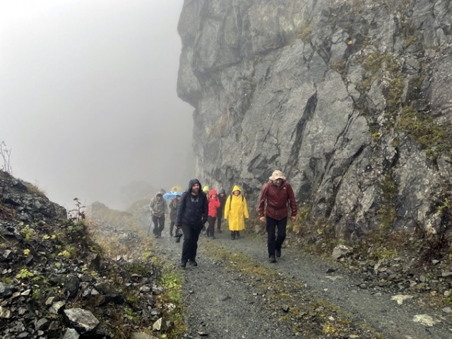 Dünyanın en tehlikeli yolunda adrenalin dolu yürüyüş 11