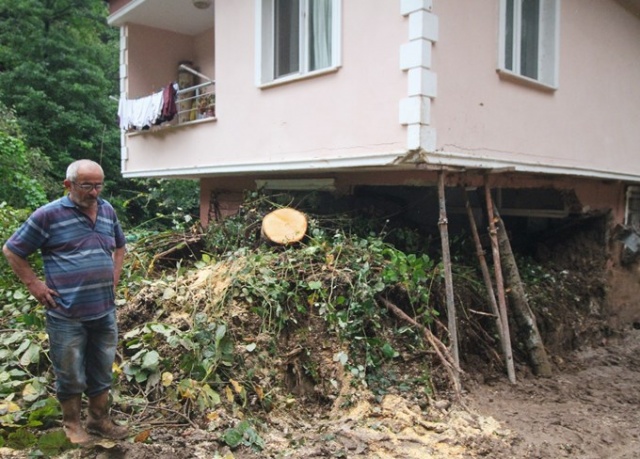 Heyelan vuran evini demir çubuklarla ayakta tutmaya çalışıyor. 12